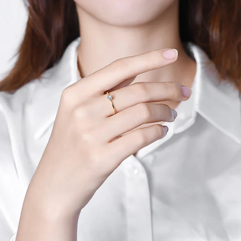 Classic Solitaire Ring in 18k Gold with Moissanite