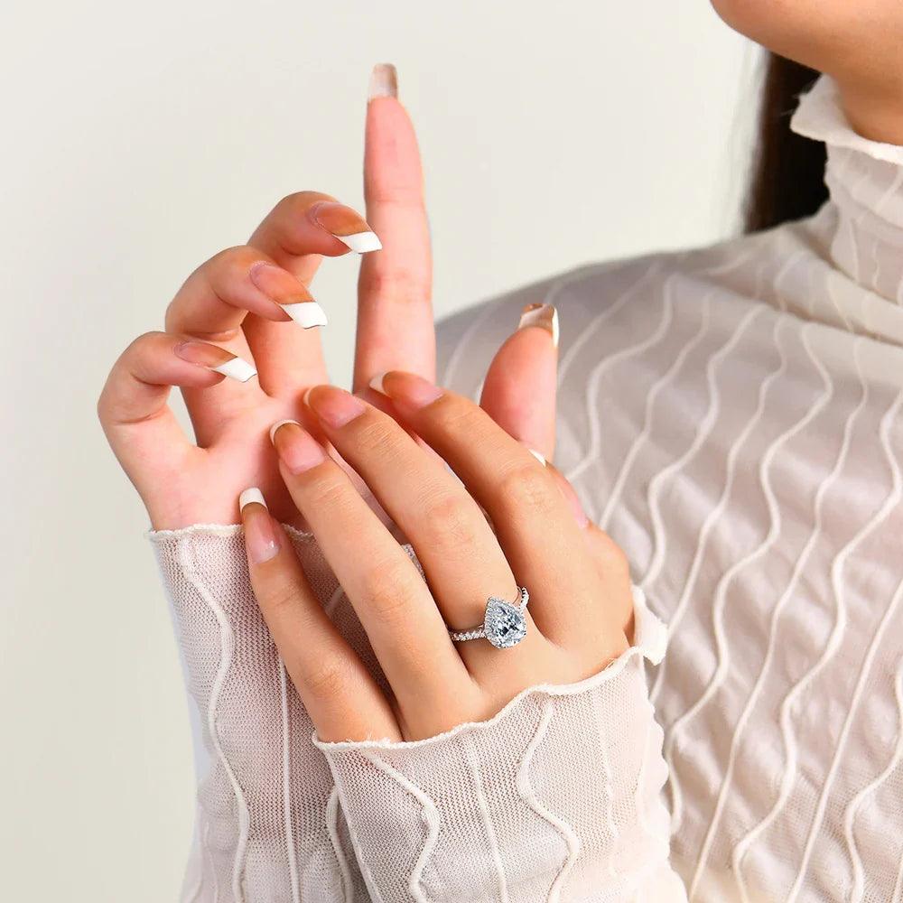 Solitaire Ring in 18k Gold with Moissanite Stones