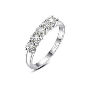 Solitaire Ring in 18k Gold with Moissanites